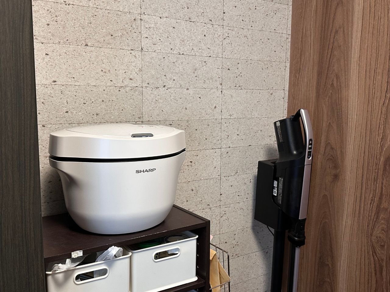 ダイニングの一角に置かれたホットクック