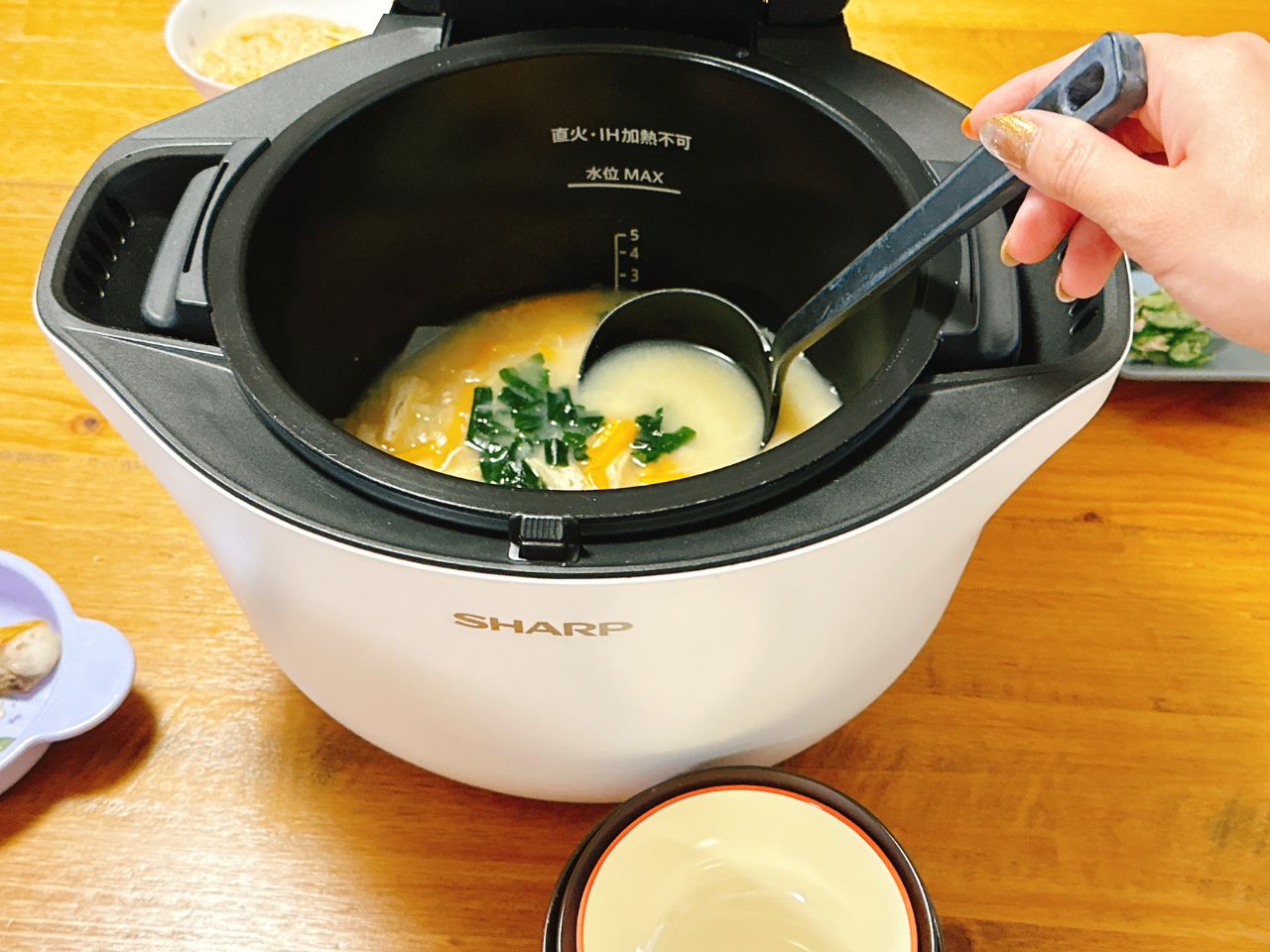 ダイニングテーブル上で味噌汁の配膳